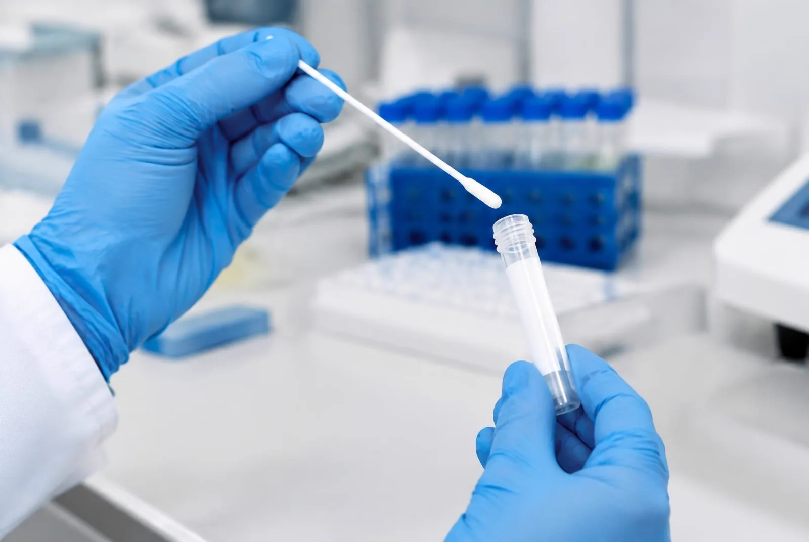 Toma de muestra bucal con hisopo estéril para prueba de paternidad en laboratorio acreditado de Monterrey